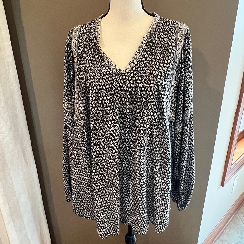 Woman's Old Navy Black & White Cottagecore, Peasant Blouse, V-neck. Size XL Tall